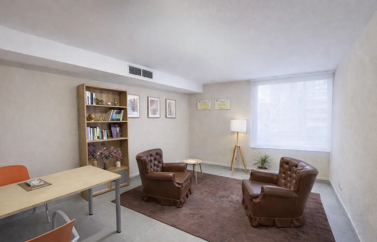 Sala con las butacas y la zona de trabajo de la consulta